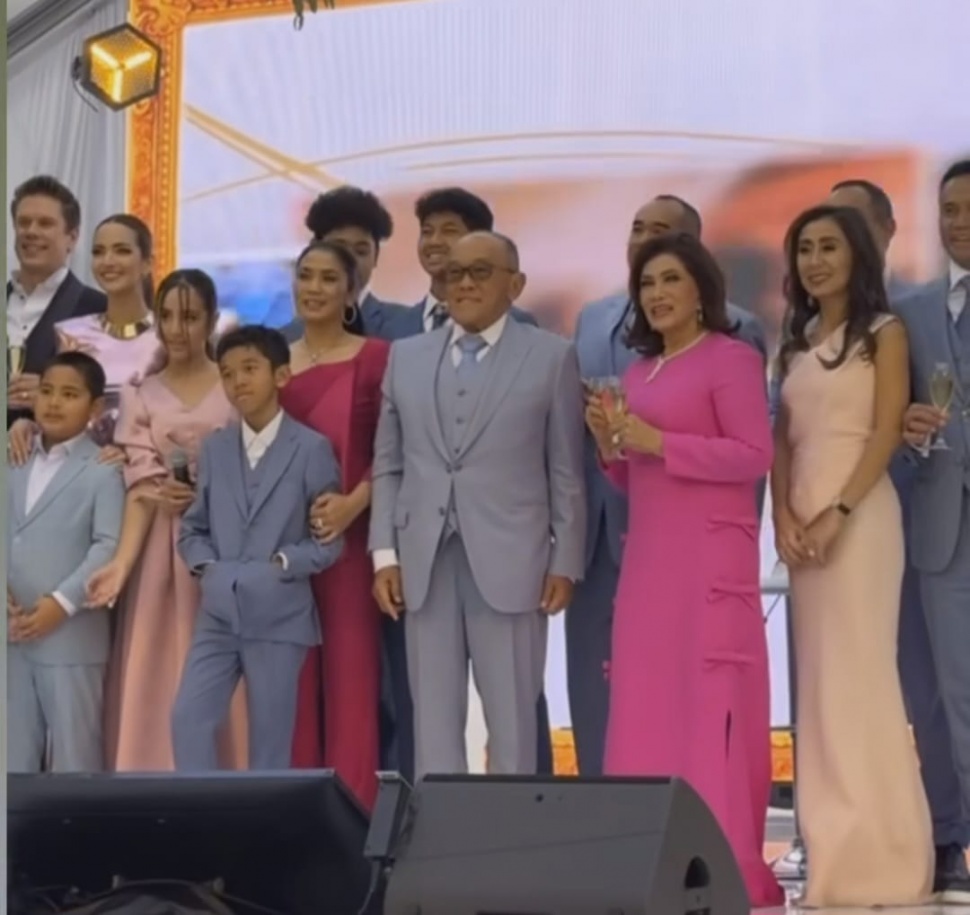 Potret Perayaan Pernikahan Emas Mertua Nia Ramadhani di Amerika. (Instagram/@ramadhaniabakrie)