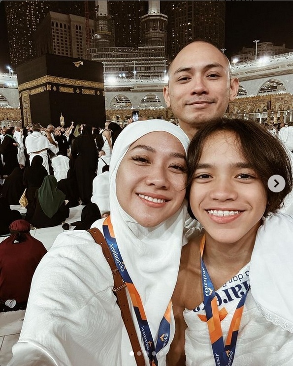 Potret BCL dan juga Keluarga Umroh di tempat Malam Tahun Baru 2024. (Instagram/@itsmebcl)