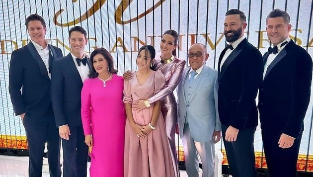 Potret Perayaan Pernikahan Emas Mertua Nia Ramadhani di Amerika. (Instagram/@ramadhaniabakrie)