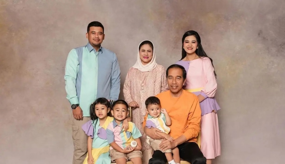 Foto Keluarga Kahiyang Ayu lalu Bobby Nasution sama-sama Presiden Jokowi. (Instagram/@ayanggkahiyang)