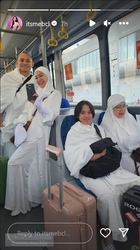 Potret BCL dan juga Keluarga Umroh di dalam Malam Tahun Baru 2024. (Instagram/@itsmebcl)