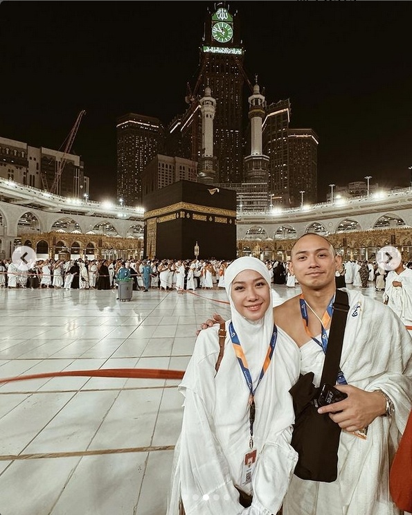 Potret BCL kemudian Keluarga Umroh dalam Malam Tahun Baru 2024. (Instagram/@itsmebcl)