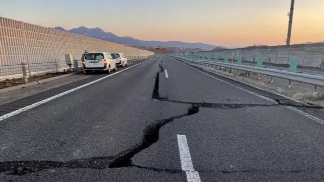 Jalan di bagian wilayah perfektur Miyagi rusak akibat gempa Jepang. (Foto: AFP)