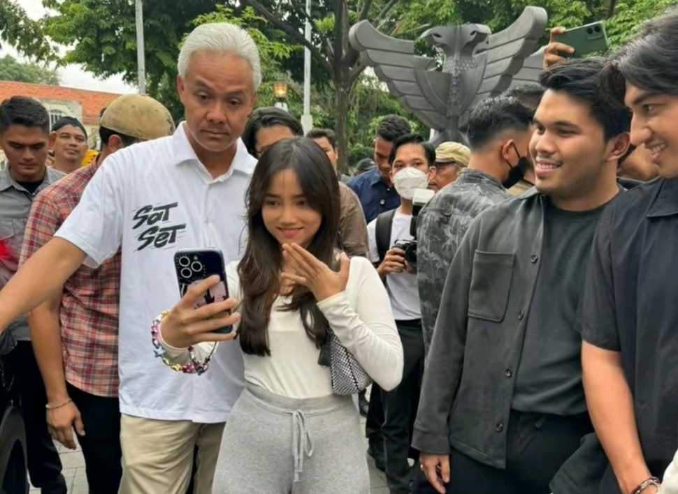 Momen Fuji Selfie dengan Ganjar Pranowo, Thariq Halilintar Senyum-senyum Melihatnya (TikTok/@berita_presiden)