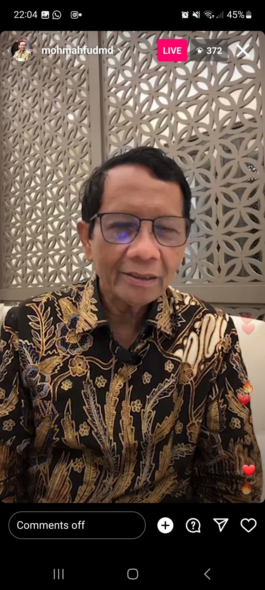 Cawapres nomor urut 3, Mahfud MD tengah siaran langsung atau live di aplikasi TikTok. [Tangkap Layar]