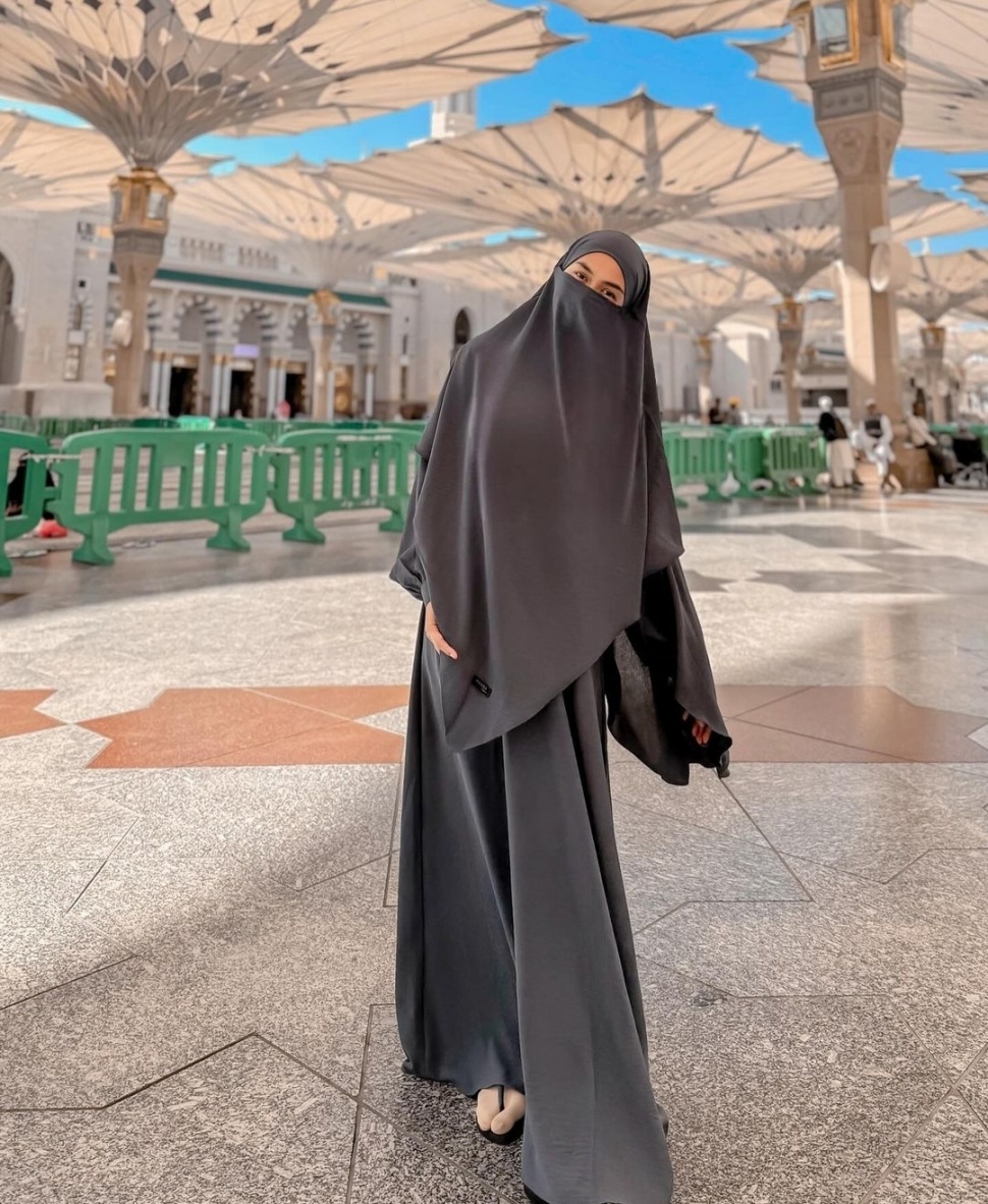 Potret Ria Ricis Saat Umrah (Instagram)