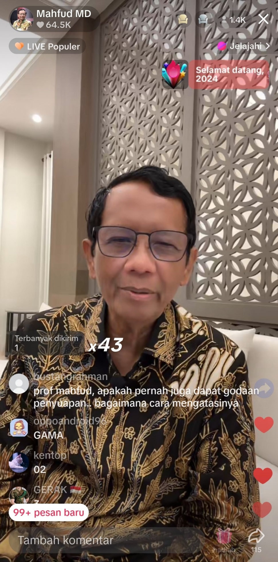 Cawapres nomor urut 3, Mahfud MD tengah siaran langsung atau live di aplikasi TikTok. [Tangkap Layar]