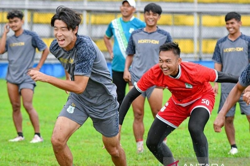 Pemain PSMS saat menggelar latihan jelang laga melawan Persiraja di stadion Baharoeddin Siregar, Sabtu (6/1) (ANTARA/Juraidi)