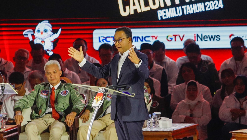 Capres nomor urut satu, Anies Baswedan memberikan pemaparan saat Debat Capres Ketiga di Istora Senayan, Jakarta, Minggu (7/1/2024). [Suara.com/Alfian Winanto]