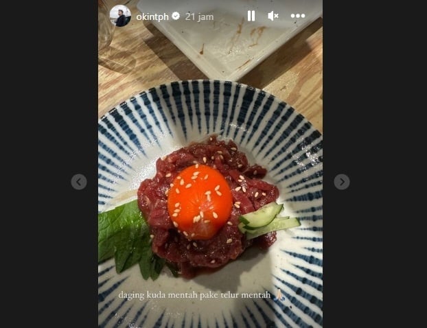 Okin makan daging kuda mentah di Jepang. (Instagram)