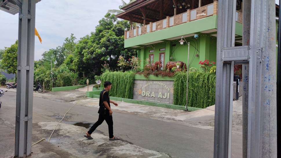 Seorang warga melintas di sekitar lokasi Pondok Pesantren Ora Aji milik Gus Miftah. [Kontributor Suarajogja.id/ Julianto]