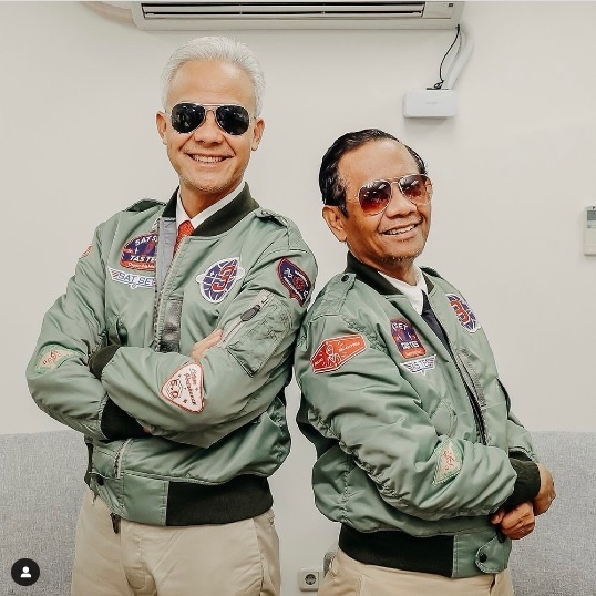 Outfit Ganjar Pranowo dan Mahfud MD. (Instagram/@timechineco)