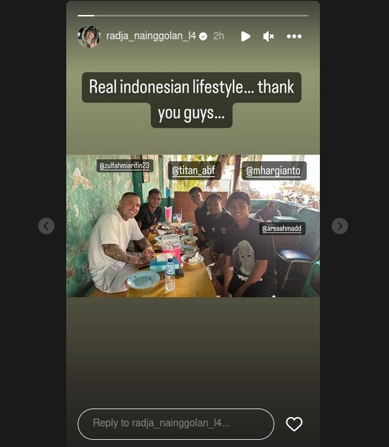 Radja Nainggolan bagikan momen makan di warung. (Instagram/@radja_nainggolan_l4)