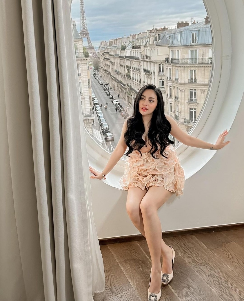 OOTD Rachel Vennya di Paris (Instagram)