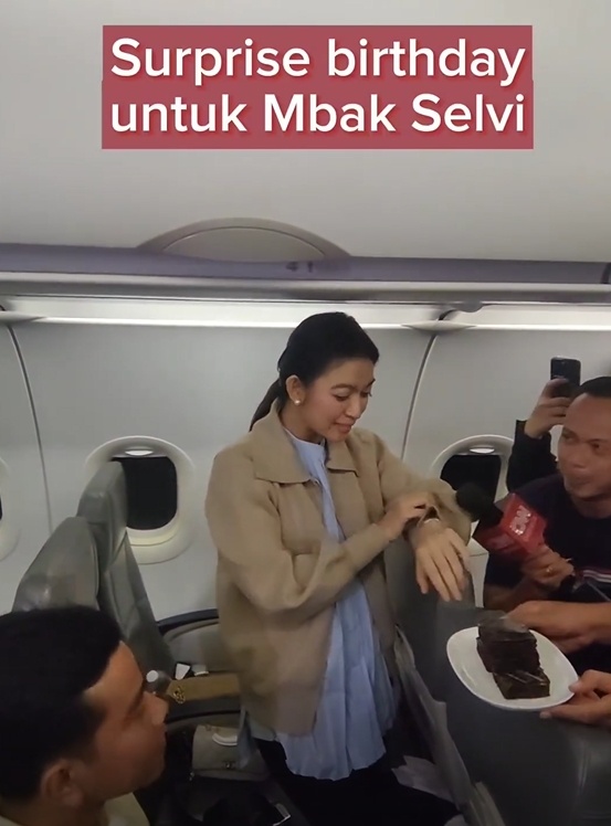 Selvi Ananda rayakan ulang tahun di atas pesawat. [Tangkapan layar akun IG isyanabagoesoka]