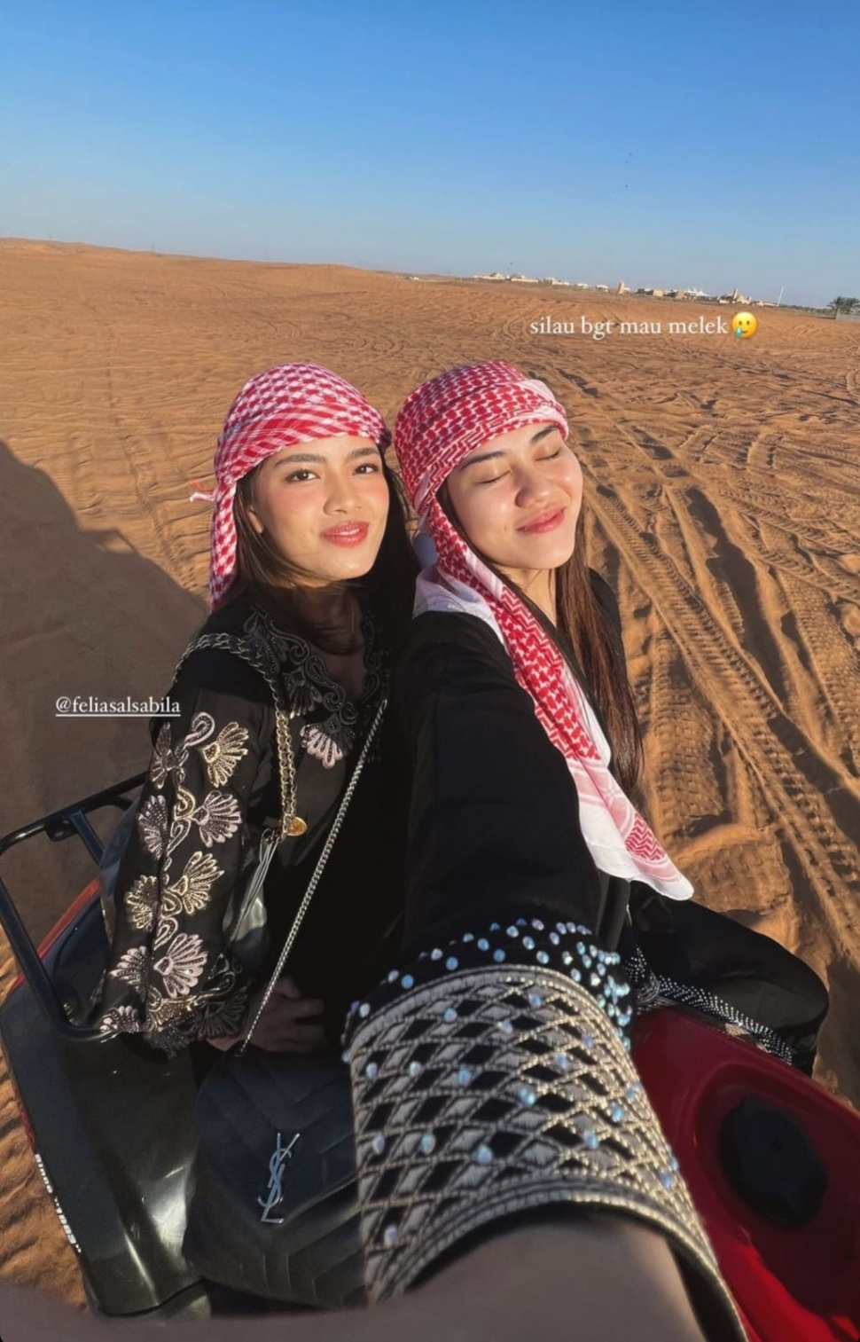 Aaliyah Massaid Naik ATV di Gurun Pasir Dubai. (Instagram/@aaliyah.massaid)