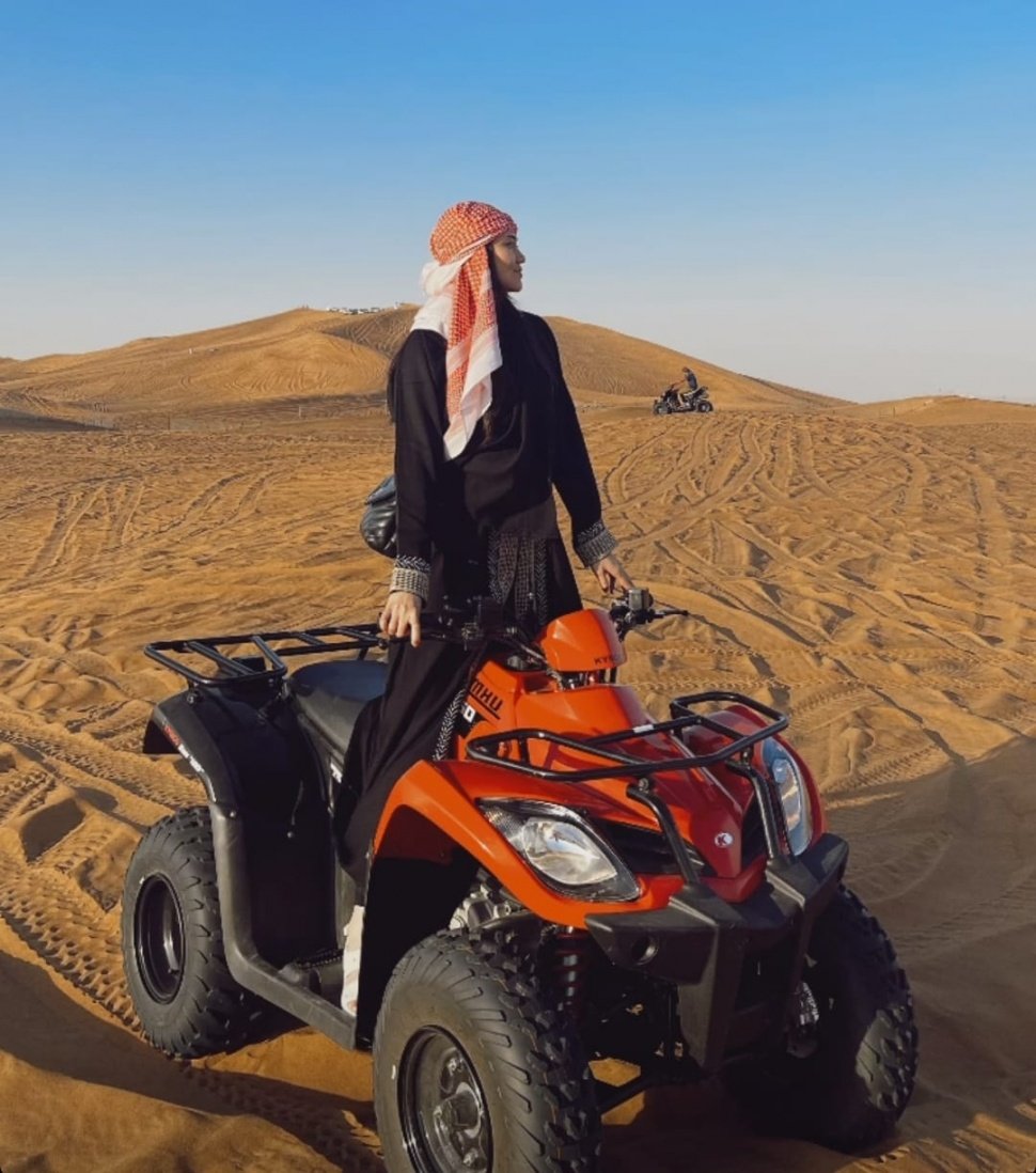 Aaliyah Massaid Naik ATV di Gurun Pasir Saat Liburan ke Dubai. (Instagram/@aaliyah.massaid)