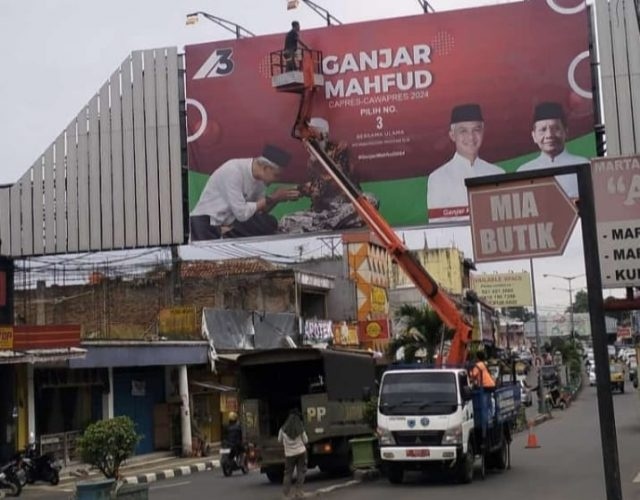 Bilbord Ganjar-Mahfud di Pandeglang, Banten dicopot Bawaslu Banten. [Memed/BantenNews]