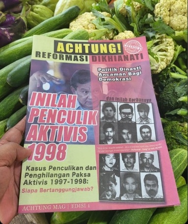 Selebaran koran gelap Achtung! bernarasi tolak capres penculik aktivis dan dinasti politik. (Tangkapan layar/Twitter)