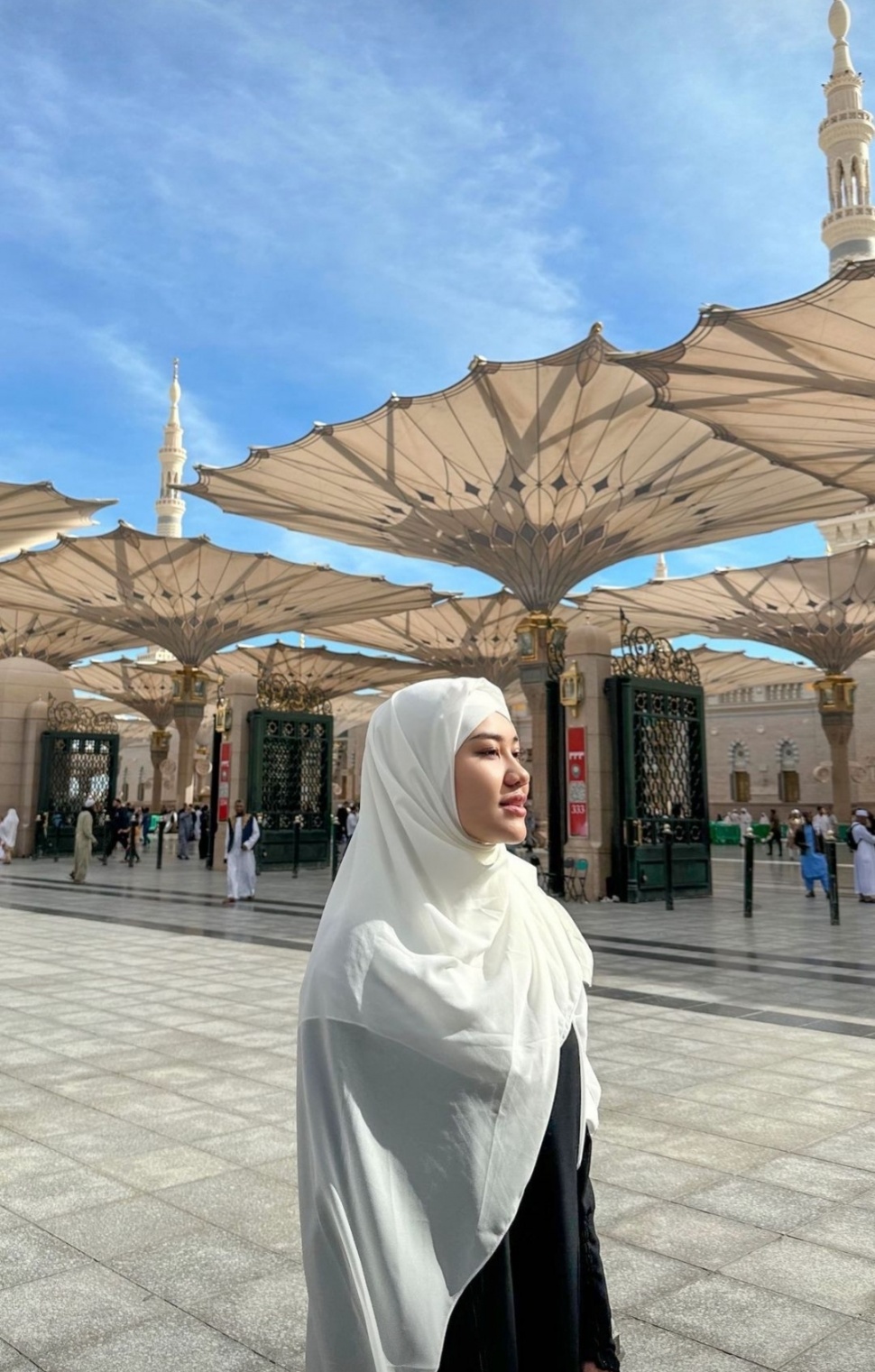 Potret Anggun Aaliyah Massaid Saat Umrah (Instagram)