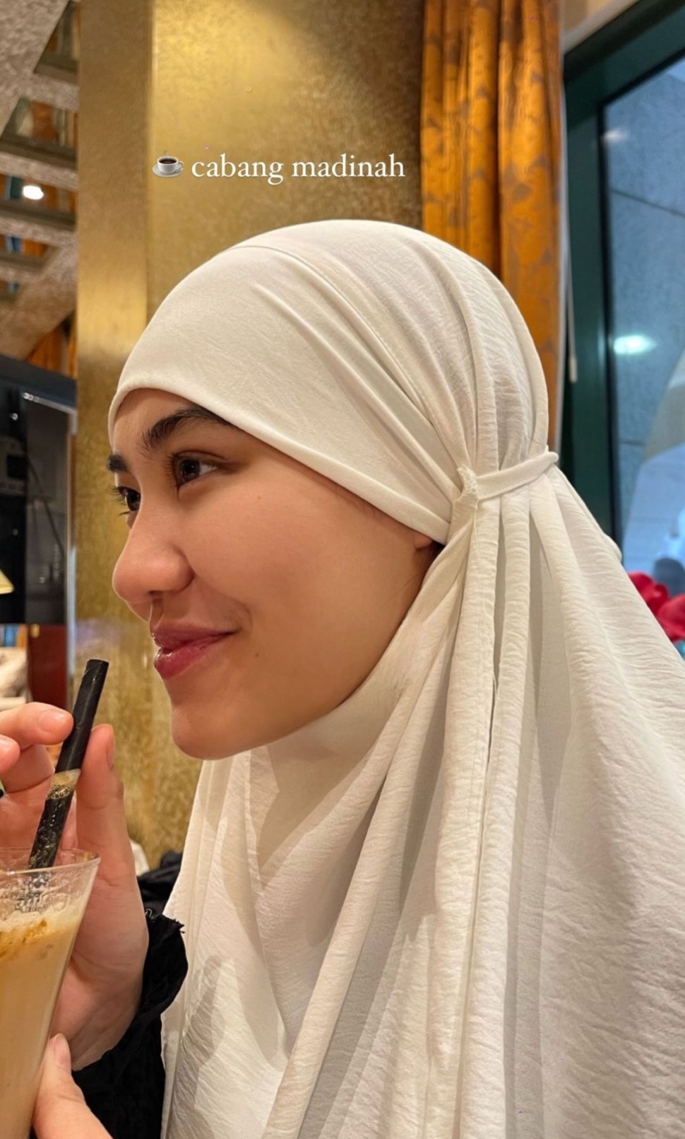 Potret Anggun Aaliyah Massaid Saat Umrah (Instagram)