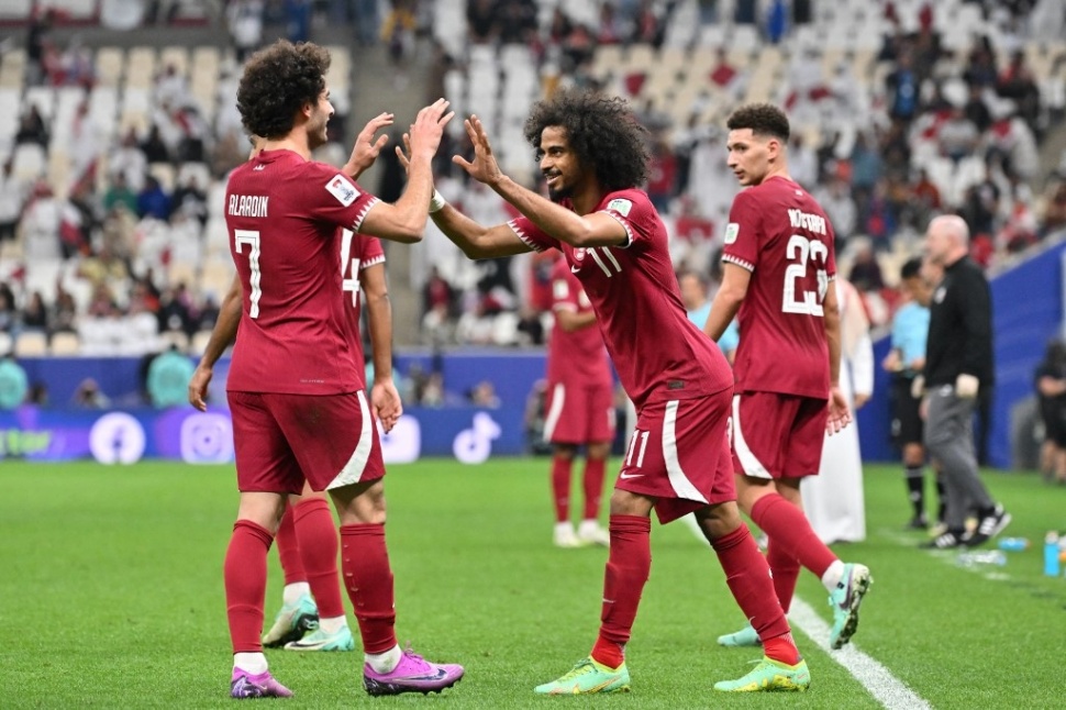 Pemain Qatar Akram Afif (kanan) merayakan kemenangan timnya atas Lebanon di laga perdana Grup A Piala Asia 2023 di Stadion Lusail di Lusail, Doha, Jumat 12 Januari 2024.Permata SAMAD / AFP