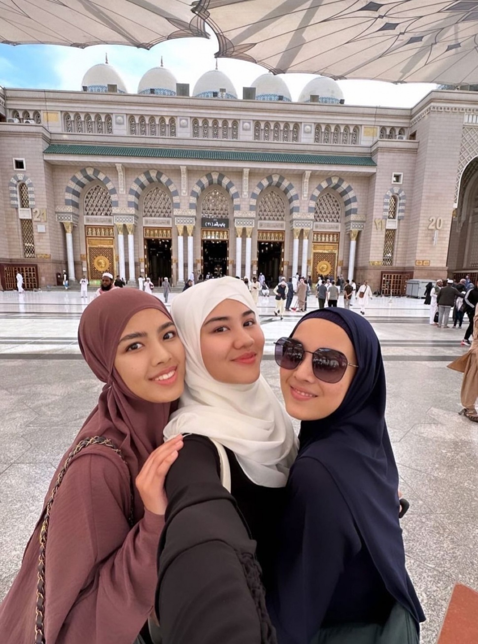 Potret Anggun Aaliyah Massaid Saat Umrah (Instagram)