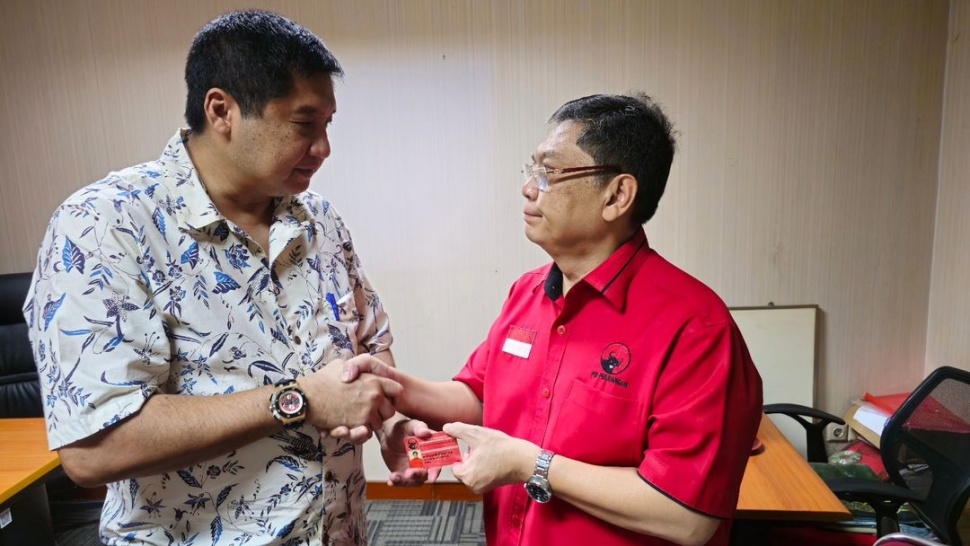 Politisi Maruarar Sirait mengembalikan KTA PDIP ke Wakil Sekretaris Jenderal PDIP Utut Adianto di Kantor DPP PDIP, Jakarta Pusat, Senin (15/1/2024). (IG @/maruararsirait)