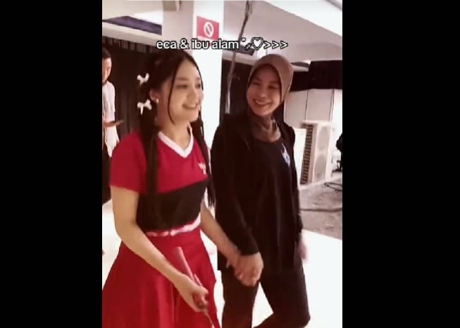 Potret kedekatan Eca Aura dan Siti Atikoh. (TikTok/@rainybandung)