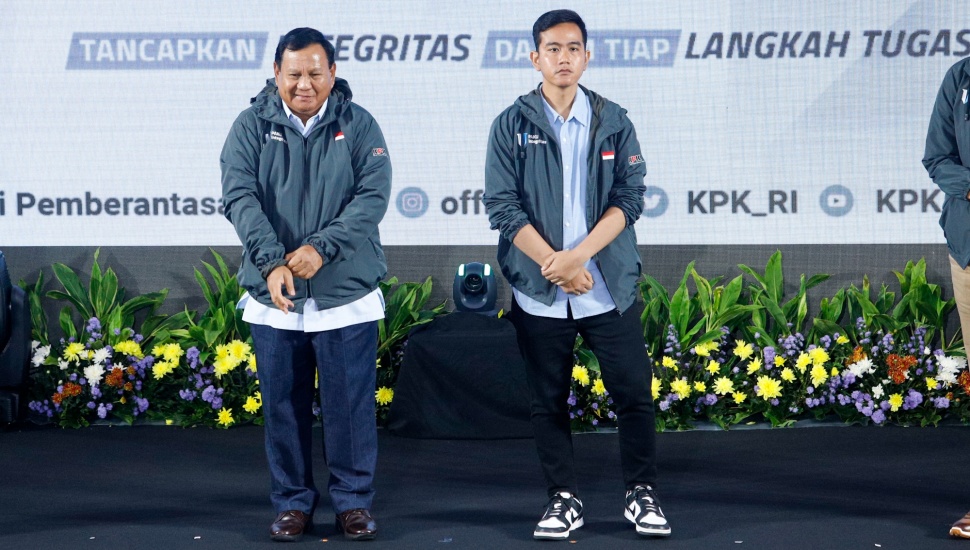 Pasangan Capres dan Cawapres nomor urut dua, Prabowo Subianto (kiri) dan Gibran Rakabuming Raka (kanan) saat acara PAKU Integritas di Gedung Merah Putih KPK, Jakarta, Rabu (17/1/2024). [Suara.com/Alfian Winanto] 