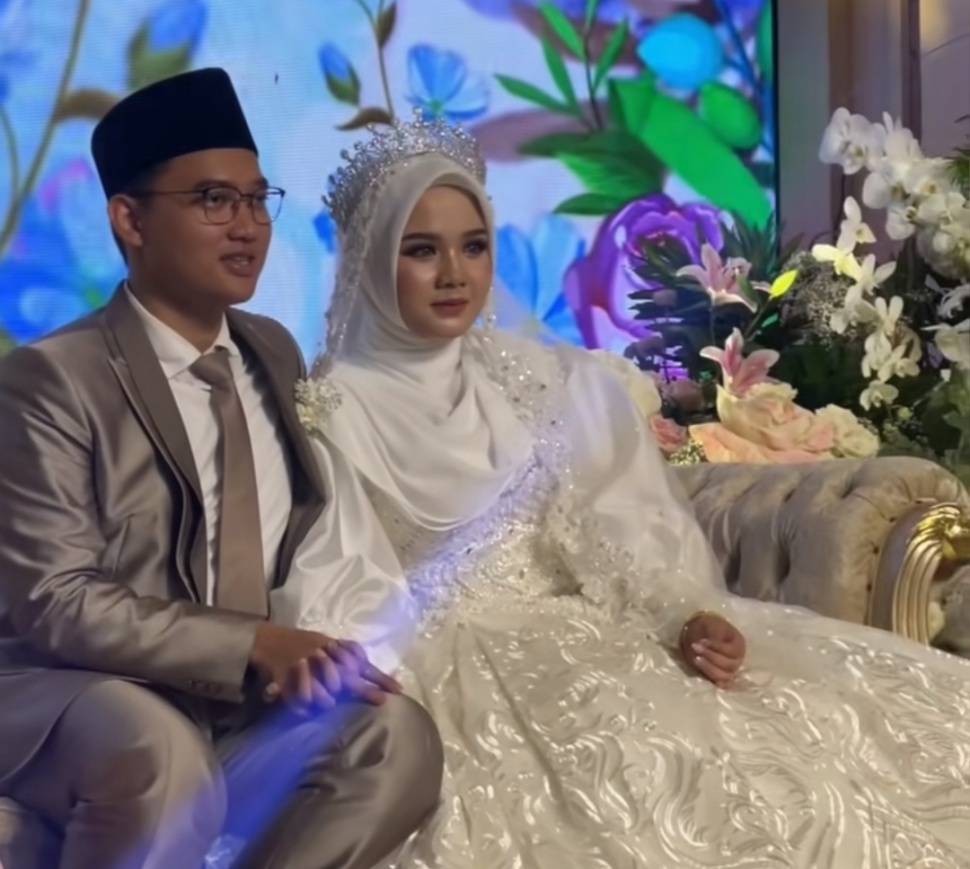 Pernikahan Gus Sunny dan Ning Chasna, Anak Gus Kaitsar di Ploso, Kediri, Jawa Timur (TikTok/@freeidea.id)