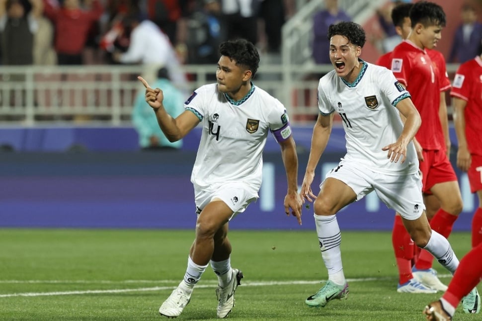 Bek timnas Indonesia #14 Asnawi Mangkualam mencetak gol pertama timnya dari titik penalti pada pertandingan kedua Grup D Piala Asia 2023 antara Vietnam vs Timnas Indonesia di Stadion Abdullah bin Khalifa di Doha pada 19 Januari 2024.KARIM JAAFAR / AFP