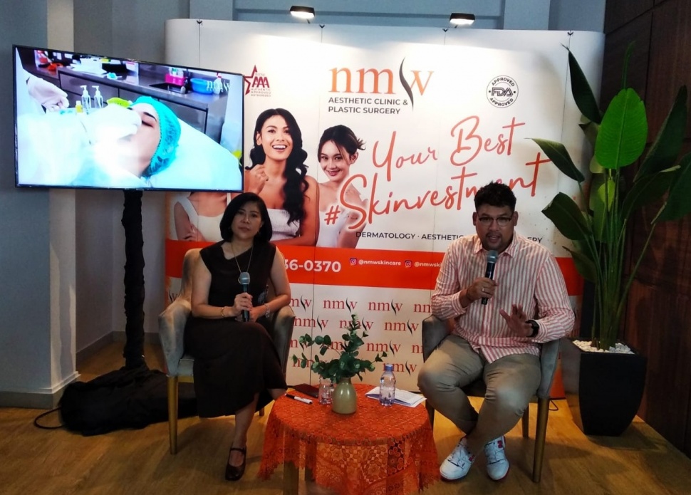 Talkshow bertajuk "Oplas Or Not Oplas, Keduanya Jadi Solusi Kecantikan Paling Jitu, Kekinian dan Komprehensif" bersama PenggagasNMW Clinic, dr. Nataliani Mawardi, Dipl. CIBTAC bersama pembawa acara TV, pembicara public, Theodorus Daniel, di Jakarta, Kamis (18/1/2024). (Foto: Suara.com/Ririn Indriani)