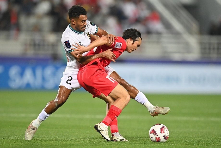 Pesepak bola Timnas Indonesia Yakob Sayuri berebut bola dengan pesepak bola Vietnam Nguyen Tuan Anh pada laga kedua penyisihan grup D Piala Asia 2023 di Stadion Abdullah Bin Khalifah, Doha, Qatar, Jumat (19/1/2024). ANTARAFOTO/Yusran Uccang/rwa. 