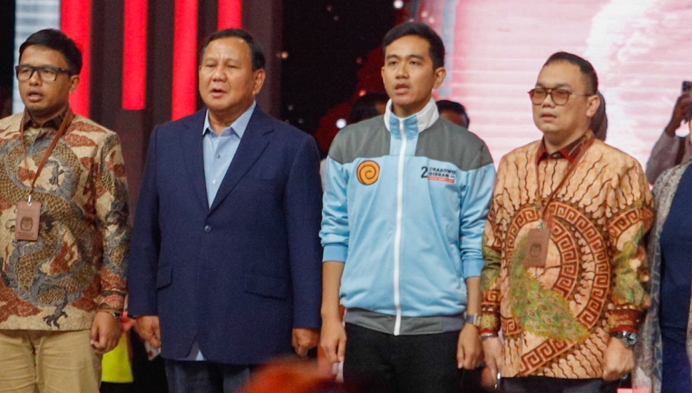 Pasangan Capres dan Cawapres nomor urut dua, Prabowo Subianto dan Gibran Rakabuming Raka (tengah) saat Debat Capres-Cawapres Keempat di JCC Senayan, Jakarta, Minggu (21/1/2024). [Suara.com/Alfian Winanto]