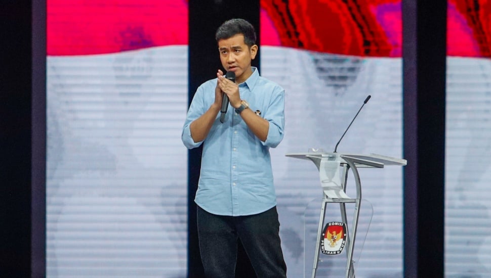 Calon Wakil Presiden (Cawapres) nomor urut dua, Gibran Rakabuming Raka menyampaikan pemaparan saat Debat Capres-Cawapres keempat di JCC Senayan, Jakarta, Minggu (21/1/2024). [Suara.com/Alfian Winanto]