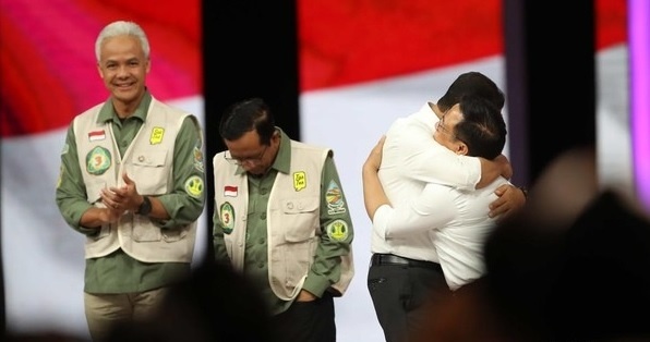 Pelukan Anies Baswedan ke Cak Imin Usai Debat Cawapres. (tangkap layar)