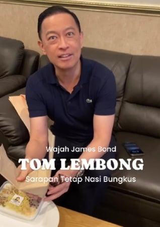 Tom Lembong cicipi Nasi Krawu. (Instagram)