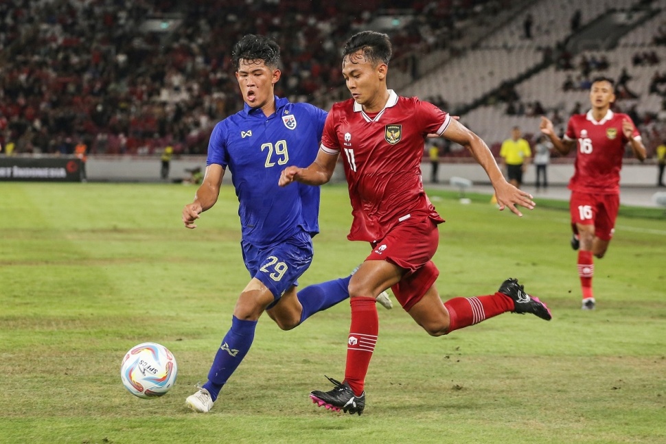 Pesepak bola Timnas Indonesia U20 M Riski Afrisal (kanan) berebut bola dengan pesepak bola Timnas Thailand U20 Jirapol Sae Lio (kiri) pada laga persahabatan di Stadion Utama Gelora Bung Karno, Jakarta, Jumat (26/1/2024). ANTARA FOTO/Asprilla Dwi Adha/Spt. 