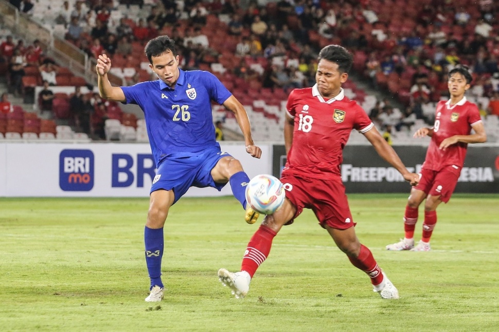 Pesepak bola Timnas Indonesia U20 Toni Firmansyah (kanan) berebut bola dengan pesepak bola Timnas Thailand U20 Puttaraburin Jannawan (kiri) pada laga persahabatan di Stadion Utama Gelora Bung Karno, Jakarta, Jumat (26/1/2024). ANTARA FOTO/Asprilla Dwi Adha/Spt. 