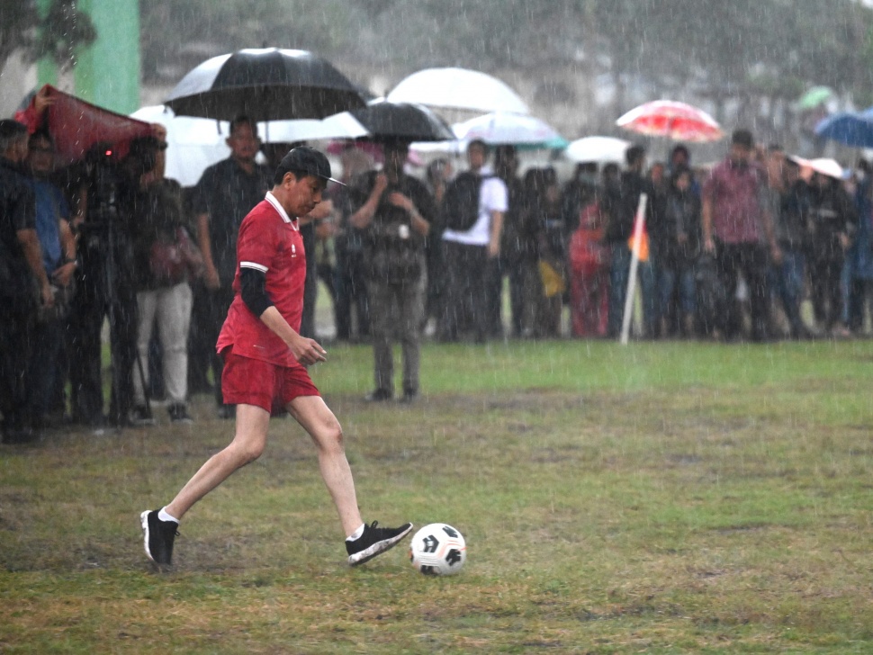 Jokowi Main Sepakbola. (Dok. Twitter/JokoWidodo)