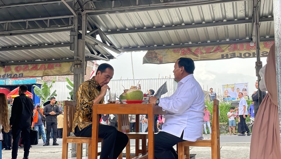 Presiden Joko Widodo alias Jokowi makan bakso bersama Menteri Pertahanan sekaligus capres Prabowo Subianto. Keduanya makan di Bakso Pak Sholeh Bandongan, Jawa Tengah, Senin (29/1/2024).