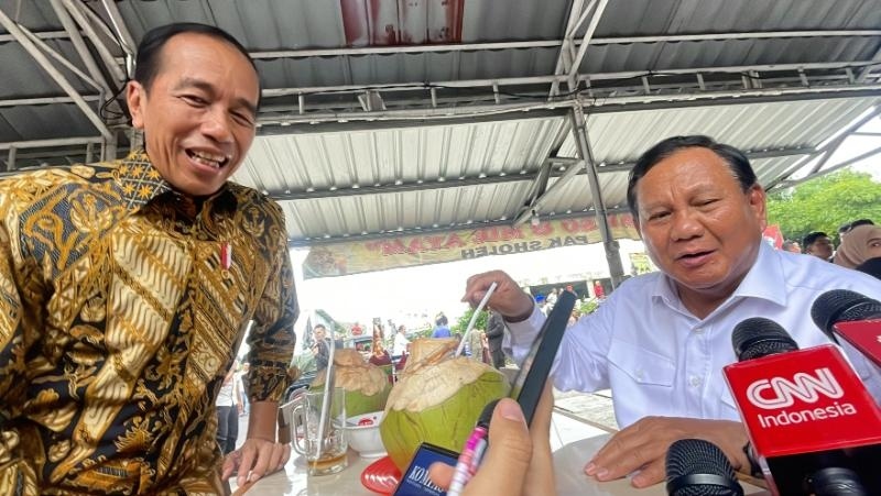 Presiden Joko Widodo atau Jokowi dan Menteri Pertahanan (Menhan) Prabowo Subianto makan bakso bareng di Bakso Pak Sholeh Bandongan, Jawa Tengah, Senin (29/1/2024). (Suara.com/Novian)