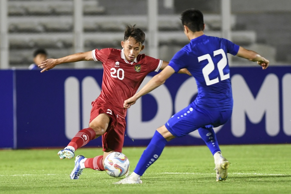 Pemain timnas Indonesia U-20 Arlyansyah Abdulmanan mencoba menyeberangi pemain Uzbekistan U-20 pada International Friendly Match di tempat Stadion Madya GBK, Jakarta, Selasa (30/1/2024). ANTARA FOTO/Hafidz Mubarak A/nz 