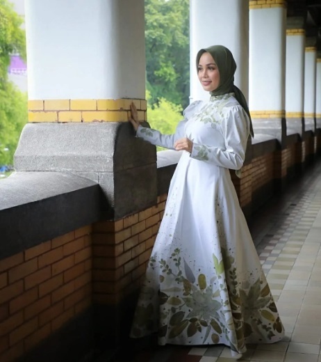 OOTD Siti Atikoh dari Brand Lokal. (Instagram/@atikoh.s)