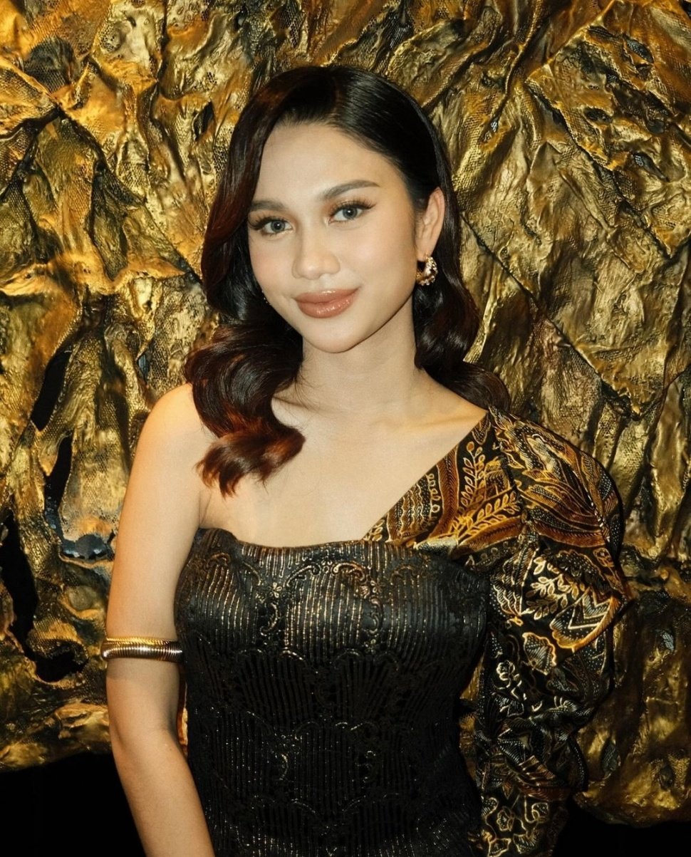 Potret Glamour Azizah Salsha Hadiri Acara Awards (Instagram/@azizahsalsha_)