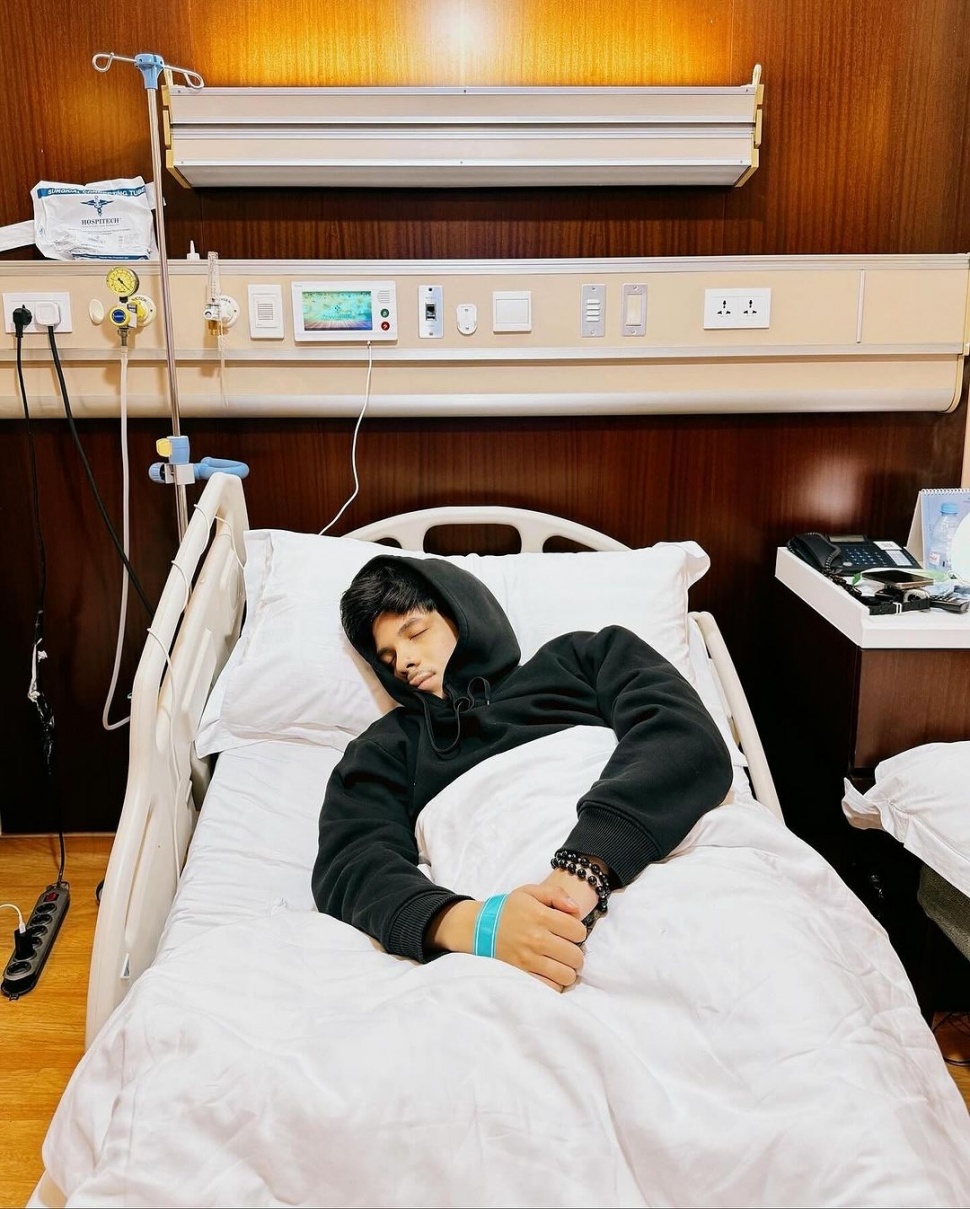 Potret Lemas Atta Halilintar Terbaring di tempat Rumah Sakit. (Instagram/attahalilintar) 