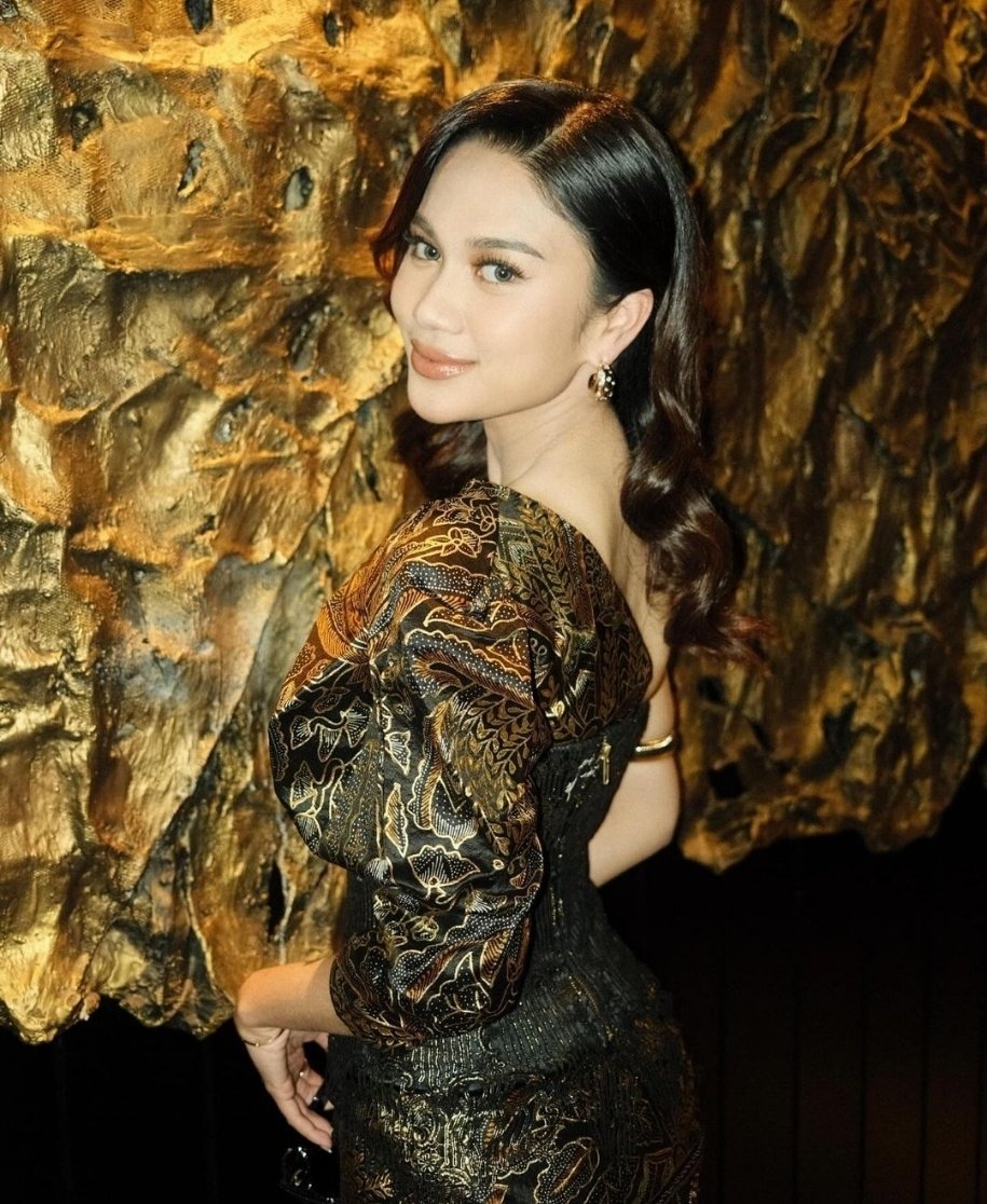 Potret Glamour Azizah Salsha Hadiri Acara Awards (Instagram/@azizahsalsha_)