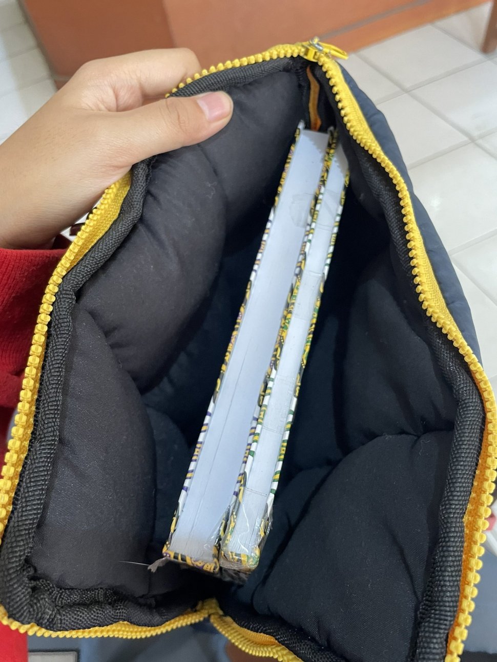 Penampakan 2 buku tebal yang dimasukkan ke tas korban sebagai pengganti iPad dan laptop. (X/@ambistidurr)