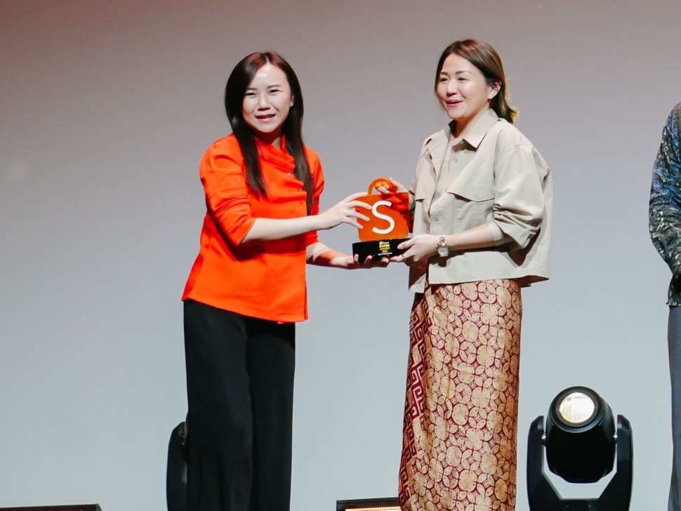 Christin Djuarto, Direktur Eksekutif Shopee Indonesia Memberikan Penghargaan Kategori Super Growing Export UMKM kepada Diana Tan, Pemilik Dushishoes di Shopee. (Dok: Ist)